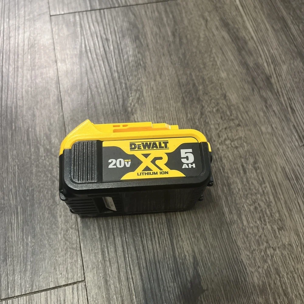 Dewalt 20v 5Ah  Li ion battery pack DCB205